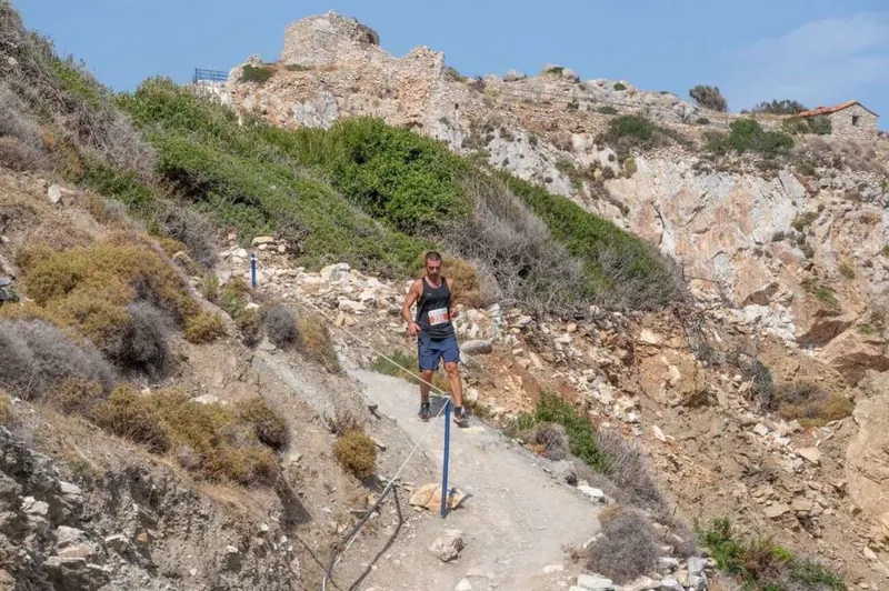 A runner coming down the path below the ruins of Kastro